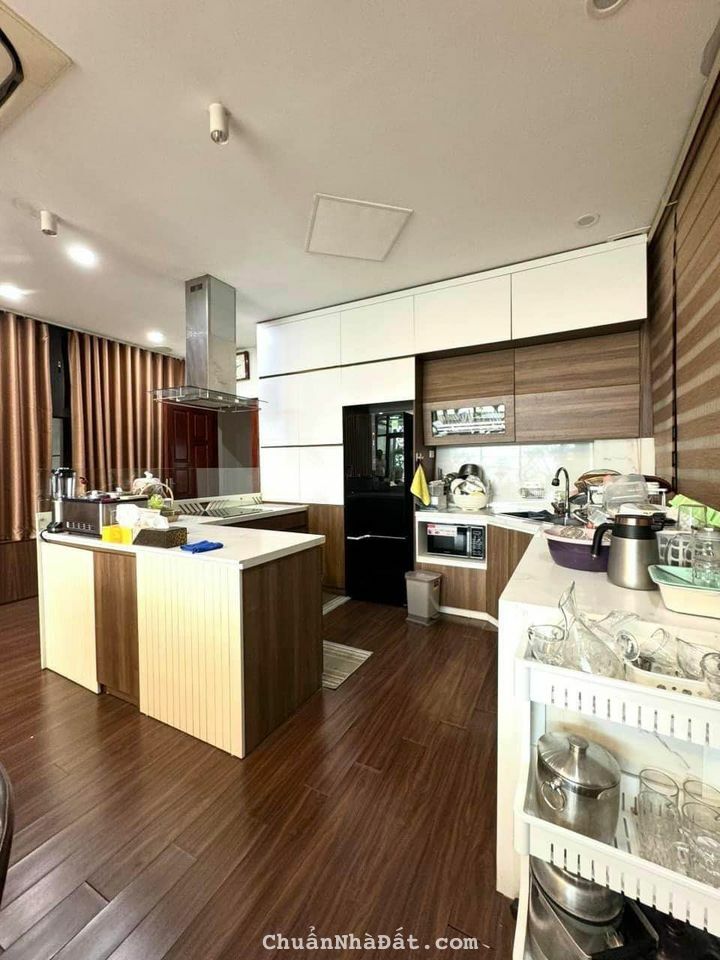 Cần Bán Gấp Nhà Phố Trúc Bạch, Ba Đình_MẶT PHỐ 8 tầng, 85m2 Mt 5.5m, Giá 33 tỷ