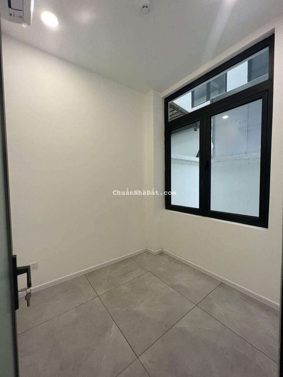 Cho thuê mặt bằng kinh doanh, làm văn phòng 126m2 Tầng Trệt có máy lạnh 15 triệu/ tháng Vinhomes Q9 Cho thuê mặt bằng kinh doanh, làm văn phòng 126m2 Tầng Trệt có máy lạnh 15 triệu/ tháng Vinhomes Q9