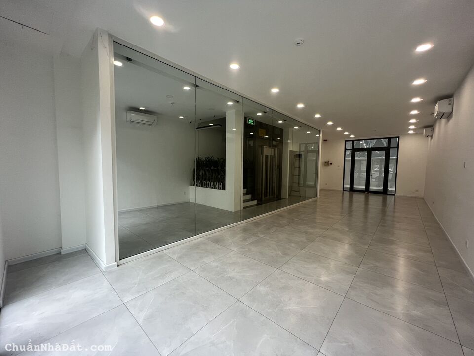 Cho thuê mặt bằng kinh doanh, làm văn phòng 126m2 Tầng Trệt có máy lạnh 15 triệu/ tháng Vinhomes Q9 Cho thuê mặt bằng kinh doanh, làm văn phòng 126m2 Tầng Trệt có máy lạnh 15 triệu/ tháng Vinhomes Q9