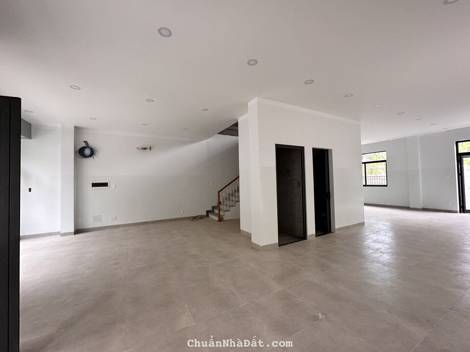 Cho thuê mặt bằng kinh doanh, làm văn phòng 200m2 chỉ 20 triệu/th tại Vinhomes Quận 9 Cho thuê mặt bằng kinh doanh, làm văn phòng 200m2 chỉ 20 triệu/th tại Vinhomes Quận 9