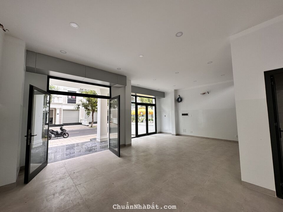 Cho thuê mặt bằng kinh doanh, làm văn phòng 200m2 chỉ 20 triệu/th tại Vinhomes Quận 9 Cho thuê mặt bằng kinh doanh, làm văn phòng 200m2 chỉ 20 triệu/th tại Vinhomes Quận 9