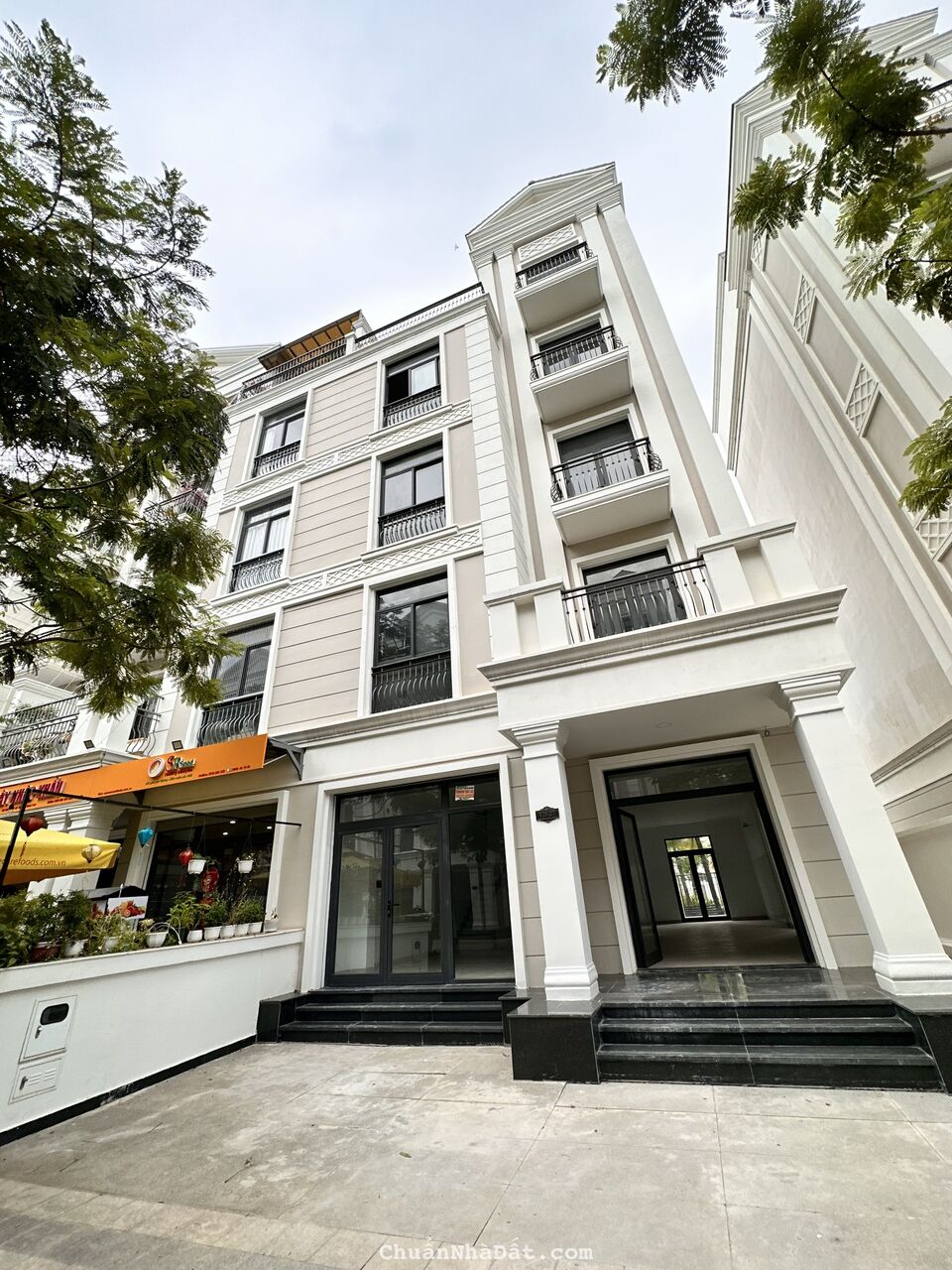 Cho thuê mặt bằng kinh doanh, làm văn phòng 200m2 chỉ 20 triệu/th tại Vinhomes Quận 9 Cho thuê mặt bằng kinh doanh, làm văn phòng 200m2 chỉ 20 triệu/th tại Vinhomes Quận 9