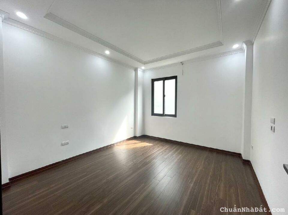 Bán nhà Ngọc Hồi, Hoàng Mai 50m2x5 tầng, gần phố - sân rộng, 6.5 tỷ.