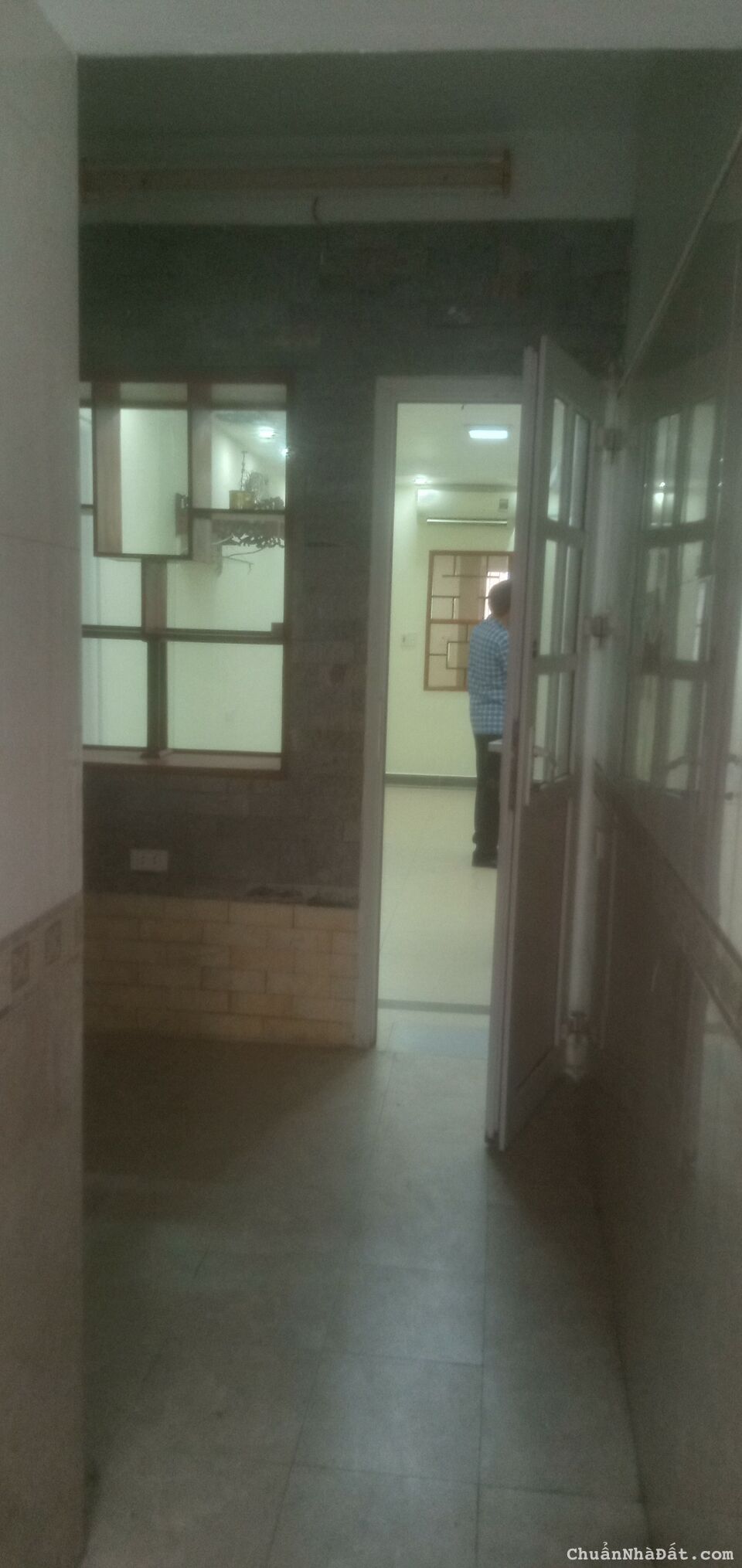 Cho thuê căn hộ tập thể chính chủ số nhà 10C ngõ 186 phố Ngọc Hà.