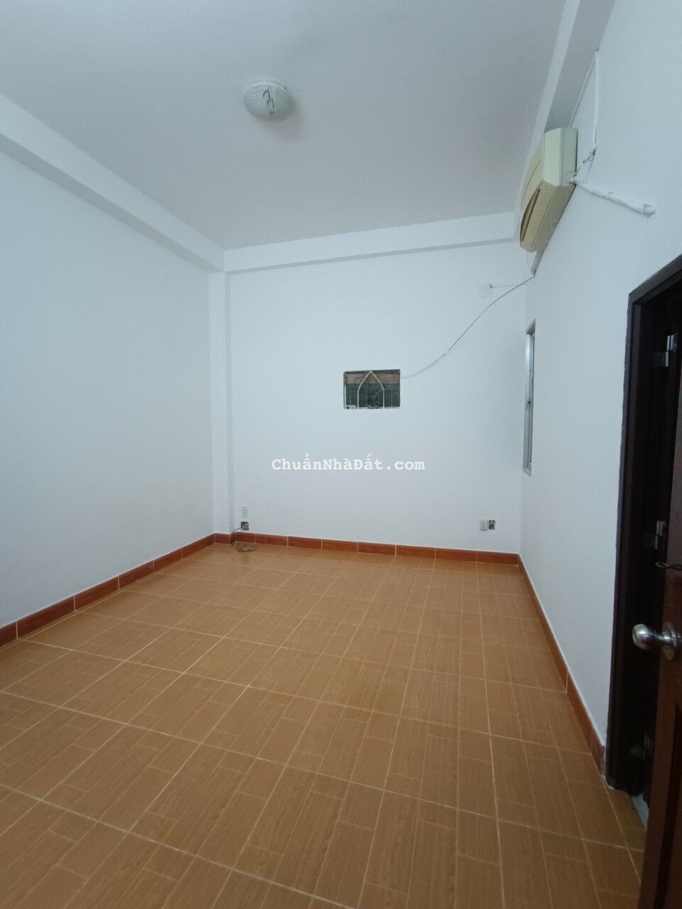 phòng 20m2. toilet trong phòng ,1 máy lạnh. lối đi riêng, có sân phơi. Đt 0908213105.