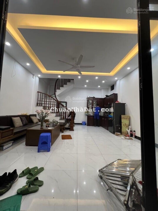 Cần bán nhà dân xây đường Lĩnh Nam 33m2 5 tầng MT 6m giá: 3.95 tỷ