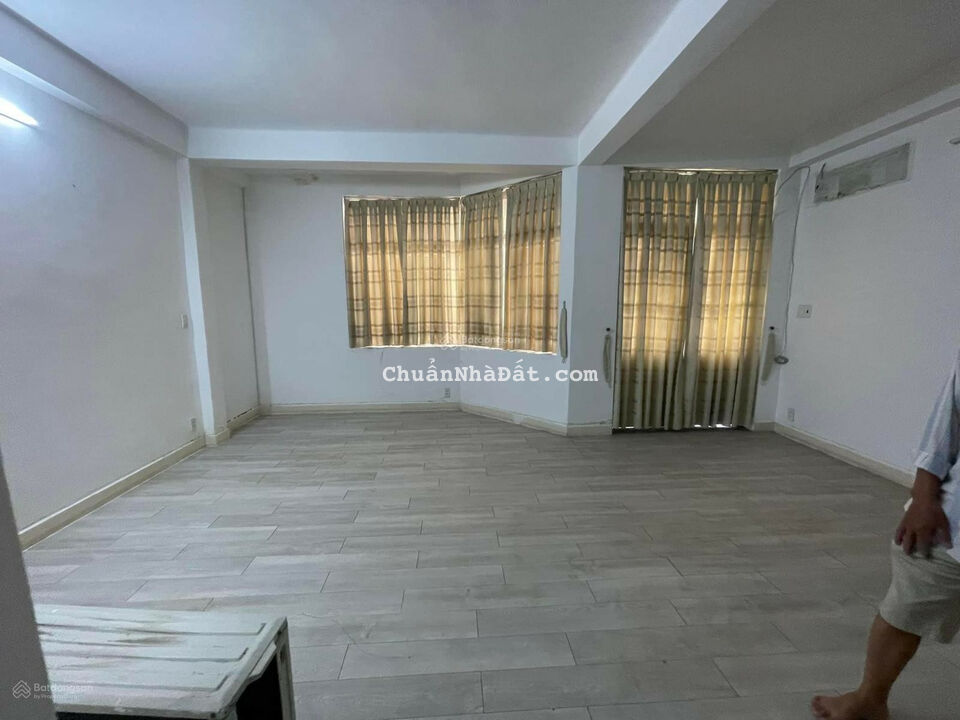 Cho thuê nhà mặt tiền đường Lê Quang Định, Phường 11, quận Bình Thạnh. DTSD: 300m2 + 4 lầu