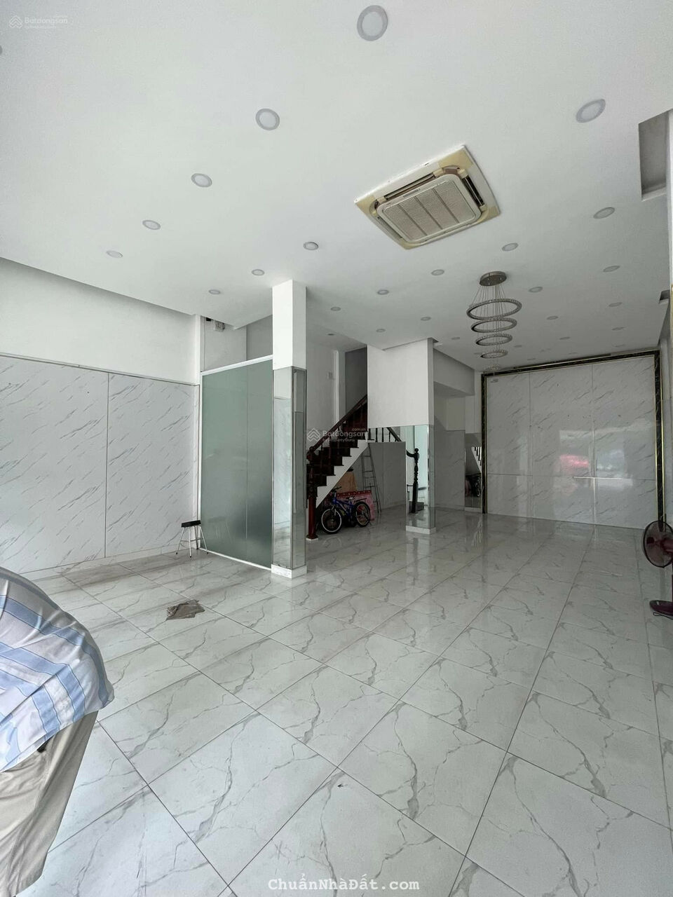 Cho thuê nhà mặt tiền đường Lê Quang Định, Phường 11, quận Bình Thạnh. DTSD: 300m2 + 4 lầu