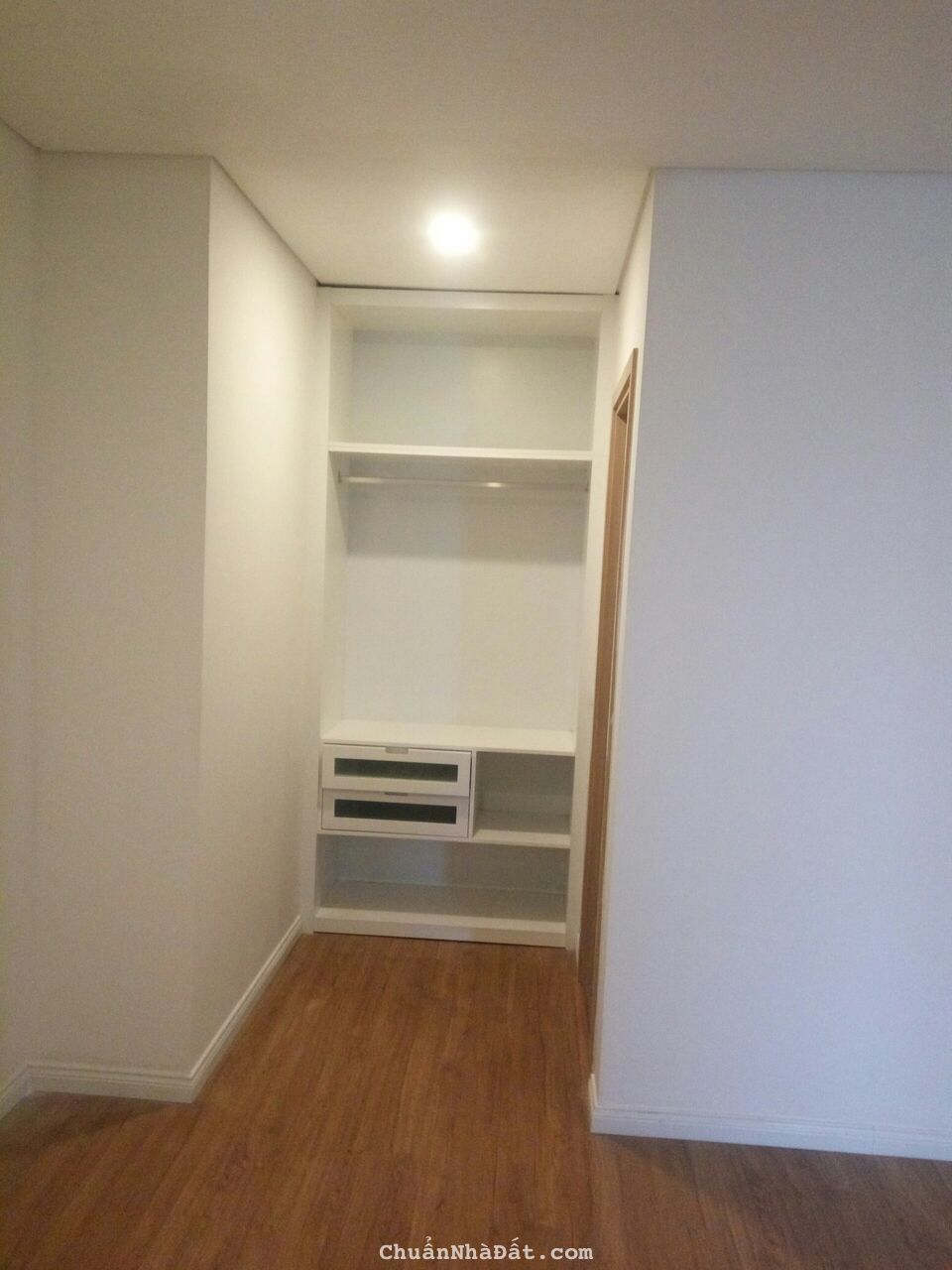 Cho thuê căn hộ tầng cao Mipec Riverside nhà đẹp 85m2 2 phòng ngủ 13tr.