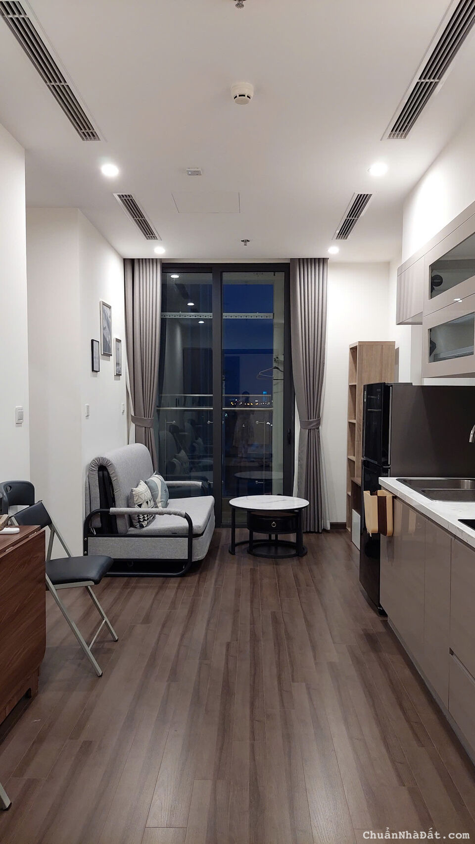 Cho thuê căn hộ 1n1k đủ đồ tại Vinhomes Riverside 11tr.