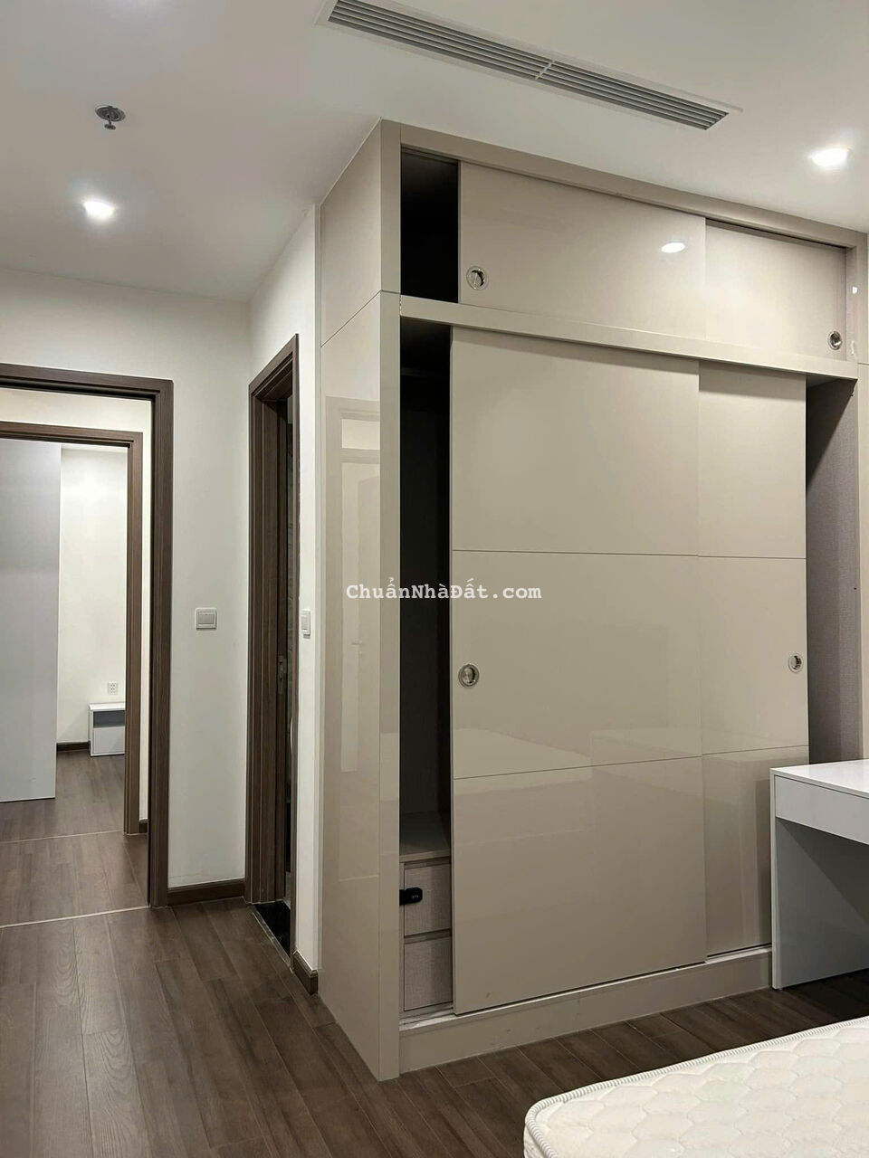 Cần cho thuê căn hộ cao cấp Vinhomes Riverside 70m2 2 ngủ full đồ đẹp giá chỉ 13,5tr