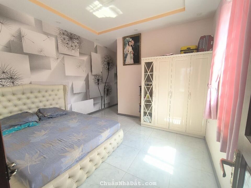 Bán gấp nhà 2 tầng 87.7 m2 (ngang 8mx10.9m) mặt tiền đường Quận 2, Thủ Đức, Giá 11.8 tỉ.