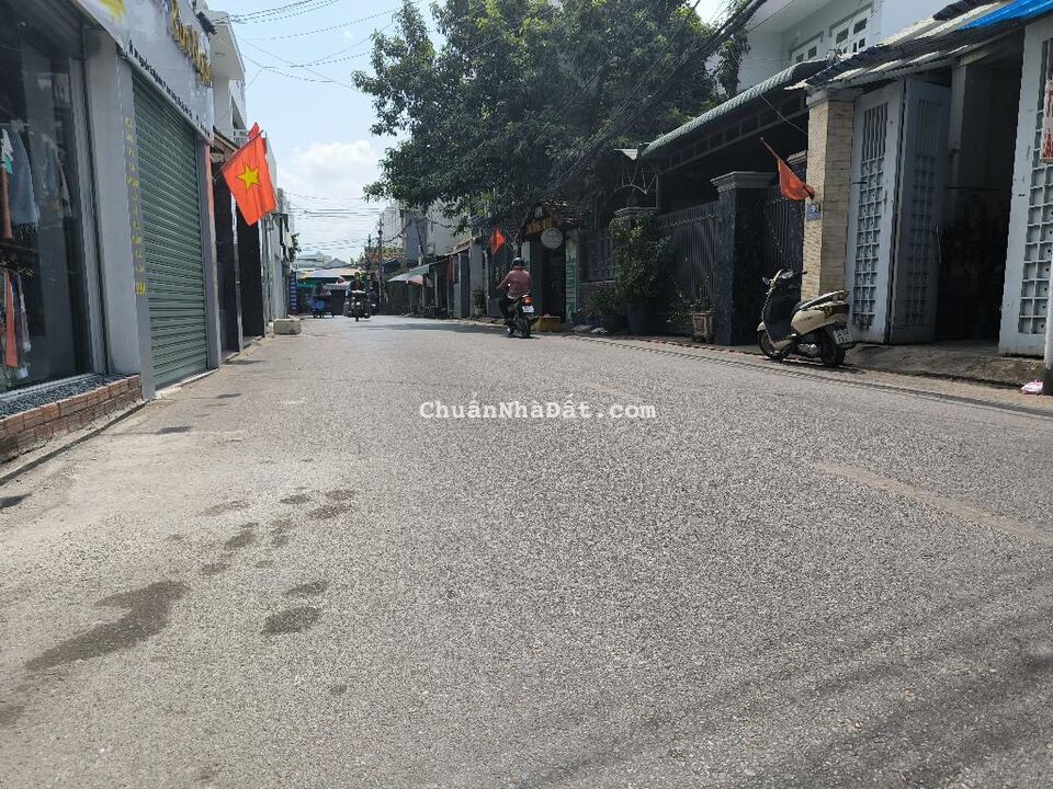 Bán gấp nhà 2 tầng 87.7 m2 (ngang 8mx10.9m) mặt tiền đường Quận 2, Thủ Đức, Giá 11.8 tỉ.