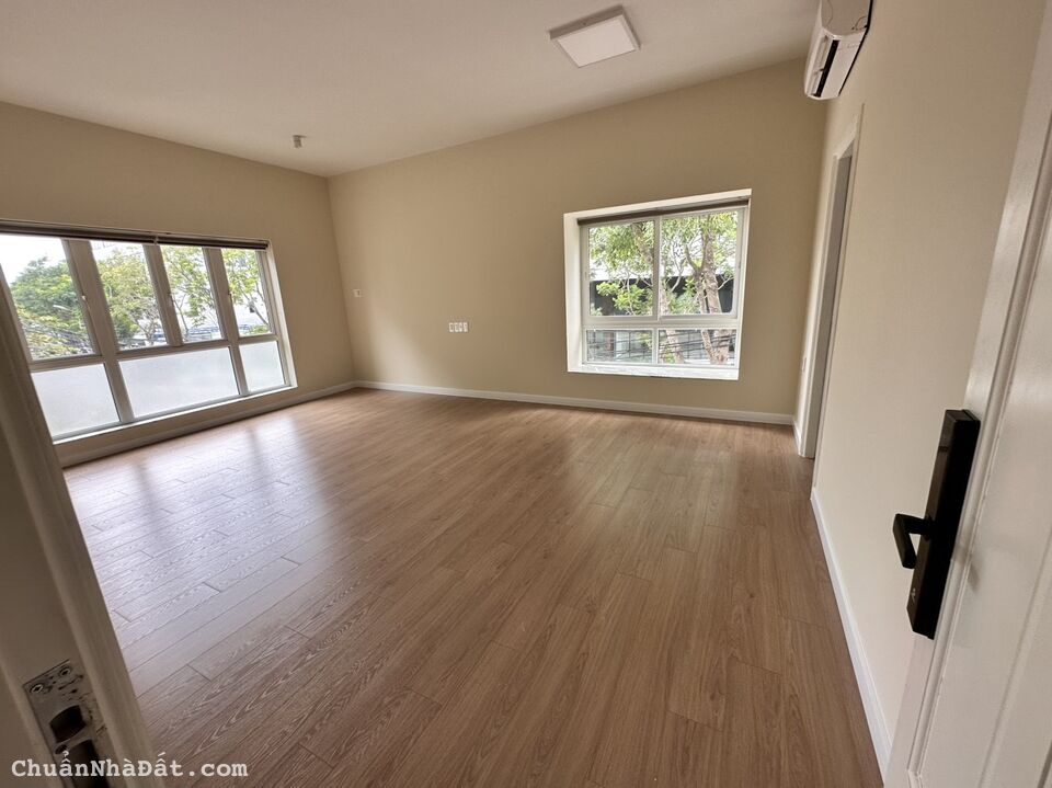 Cho thuê biệt thự sân vườn, hồ bơi nguyễn Văn Hưởng, P. Thảo Điền, Quận 2 (15m x 22m) Giá 5.000$