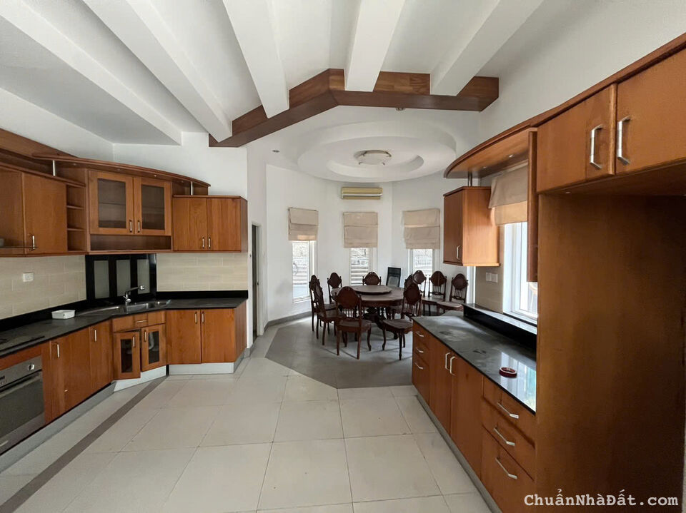 Cho thuê biệt thự cũ, có hồ bơi Nguyễn Văn Hưởng, P. Thảo Điền  Giá 4.500$