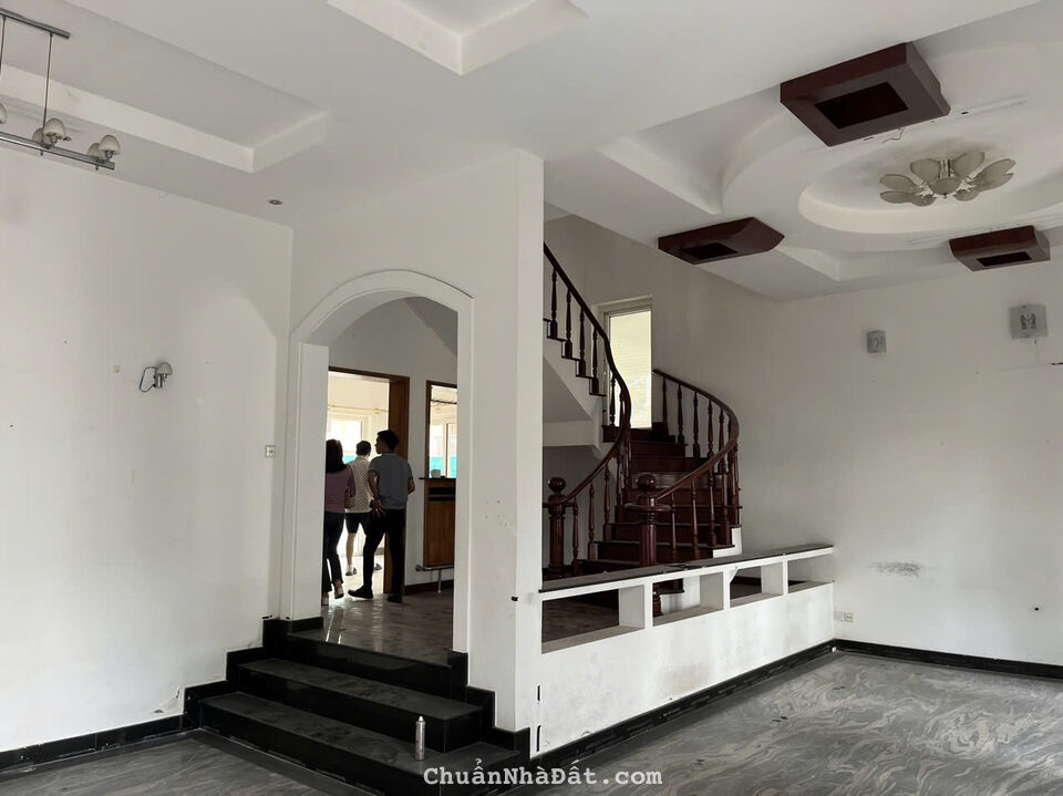 Cho thuê biệt thự cũ, có hồ bơi Nguyễn Văn Hưởng, P. Thảo Điền  Giá 4.500$