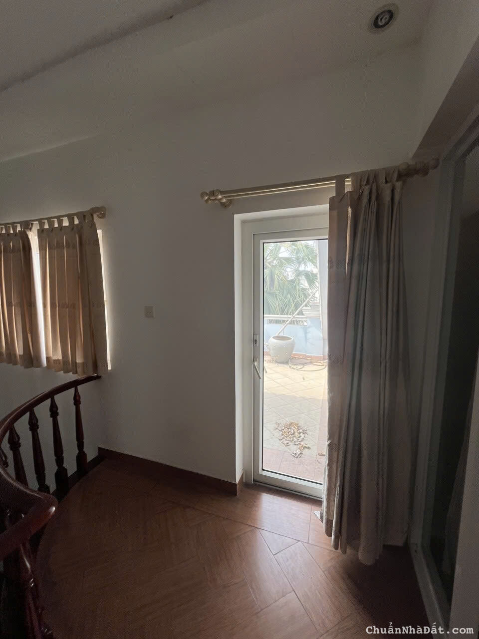 Cho thuê biệt thự cũ, có hồ bơi Nguyễn Văn Hưởng, P. Thảo Điền  Giá 4.500$