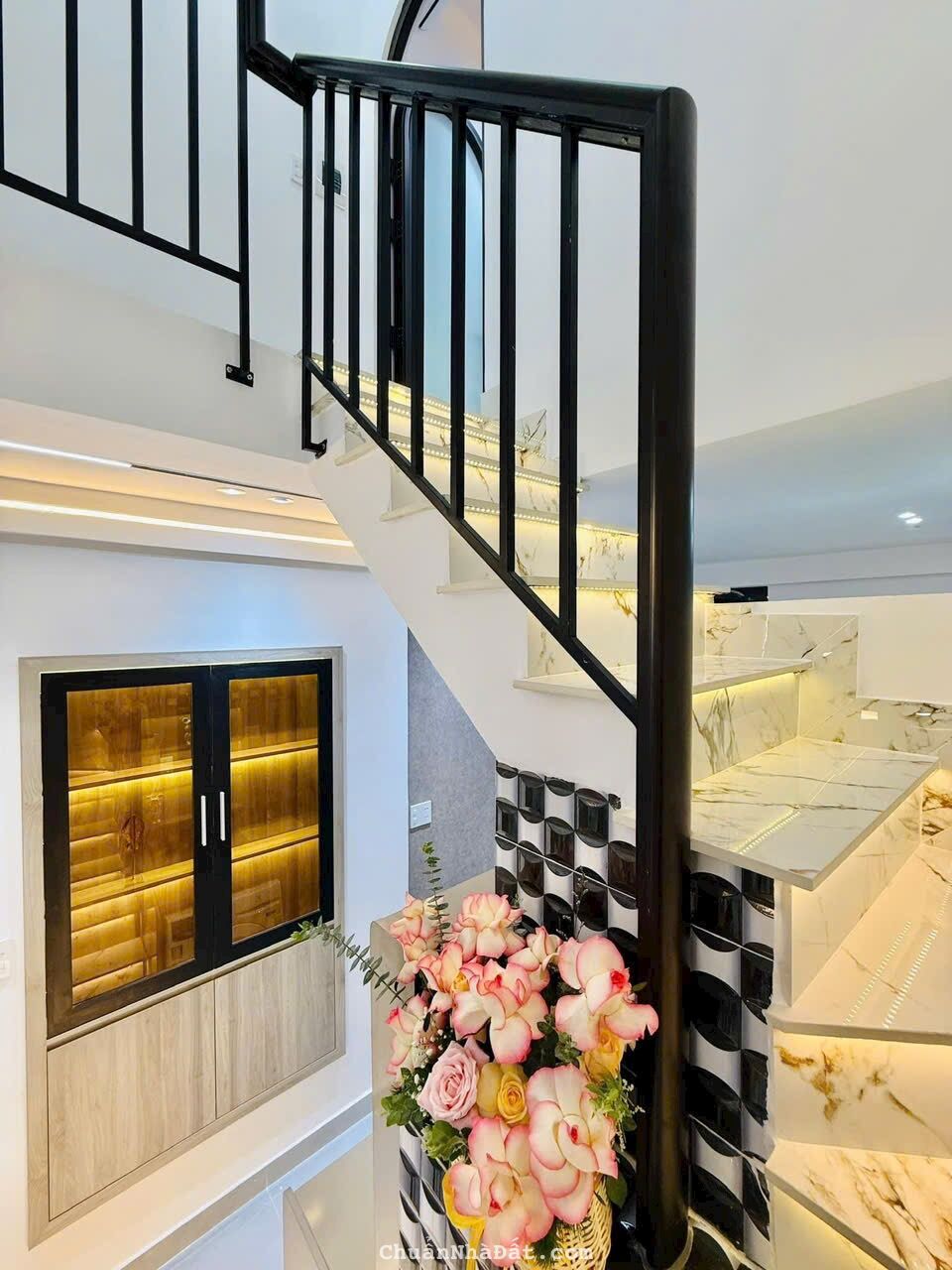 Cần bán nhà 34m2 xây 2 tầng đường Hậu Giang, Q6 giá 1tỷ850. Gần Chợ Lớn, hẻm 5m. Sổ hồng riêng