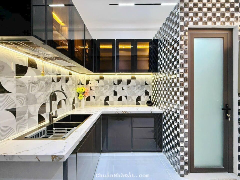 Cần bán nhà 34m2 xây 2 tầng đường Hậu Giang, Q6 giá 1tỷ850. Gần Chợ Lớn, hẻm 5m. Sổ hồng riêng