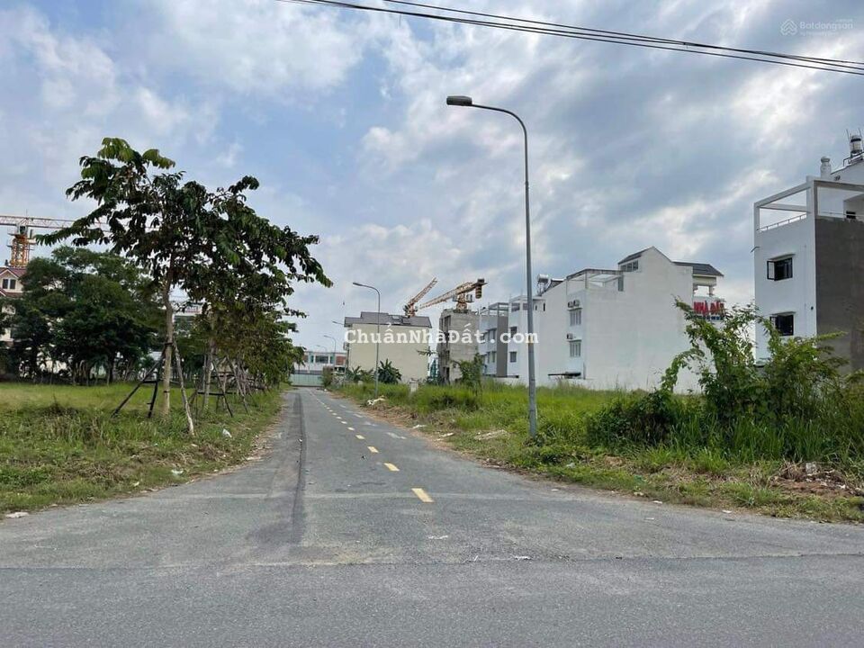 Bán lô đất siêu đẹp 80m2 tại Bình Thạnh chỉ với giá 2 tỷ đã có thể sở hữu, hẻm 5m, có sổ hồng tươi. Bán lô đất siêu đẹp 80m2 tại Bình Thạnh chỉ với giá 2 tỷ đã có thể sở hữu, hẻm 5m, có sổ hồng tươi.