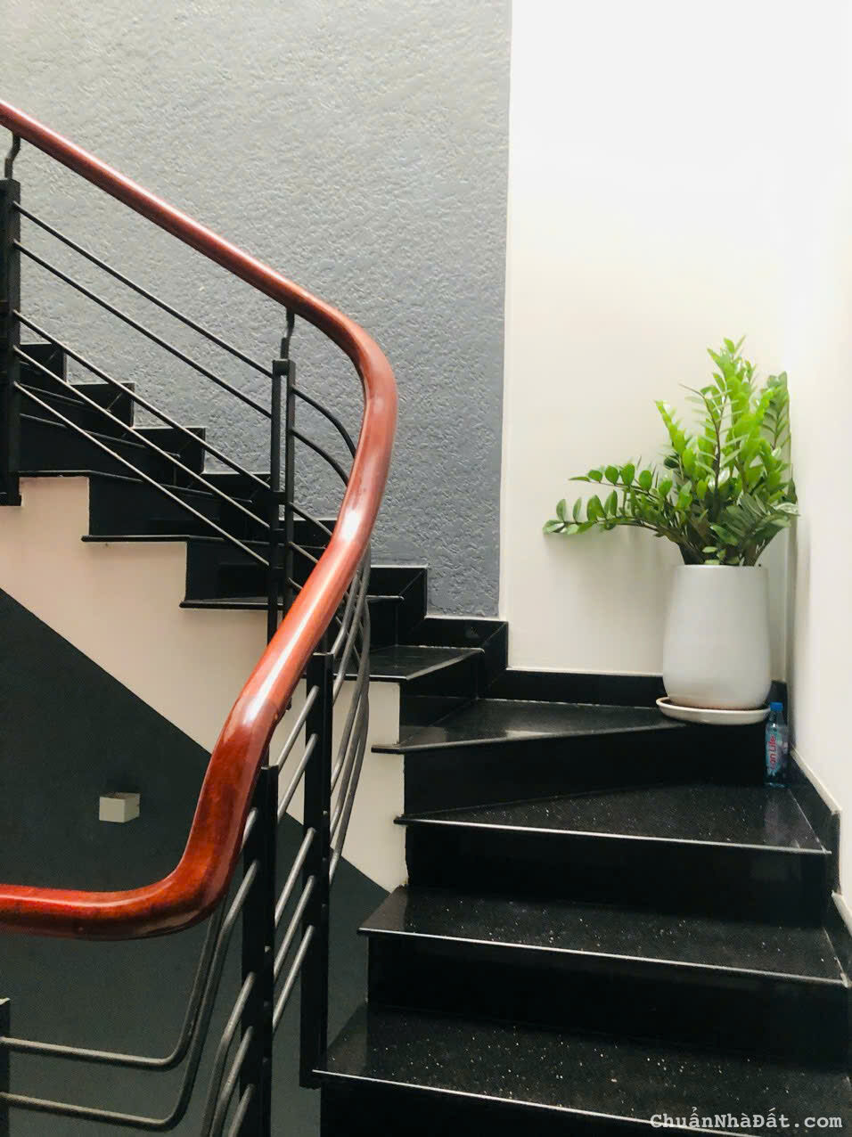 Bán nhà MT đường ngay Nguyễn Hoàng, P. An Phú, Quận 2, 5x20m, 3 tầng giá 16 tỷ.