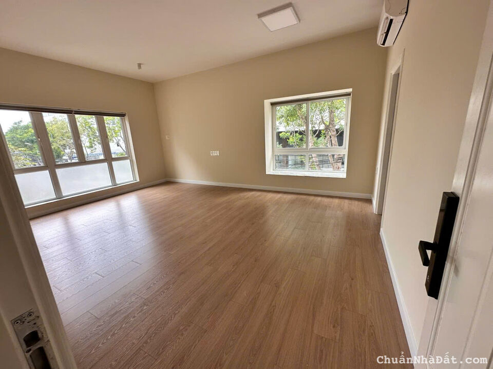 Cho thuê Biệt thự Hồ bơi sân vườn Khu Compound Thảo Điền, Quận 2, 630m2, 3 tầng giá 5$