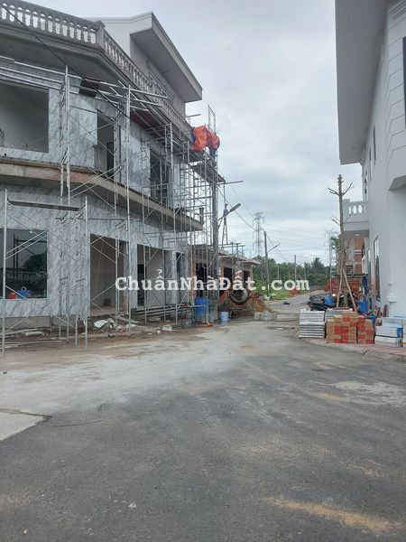 Nhà mới xây trong khu dân cư cao cấp,an ninh mặt tiền QL1A