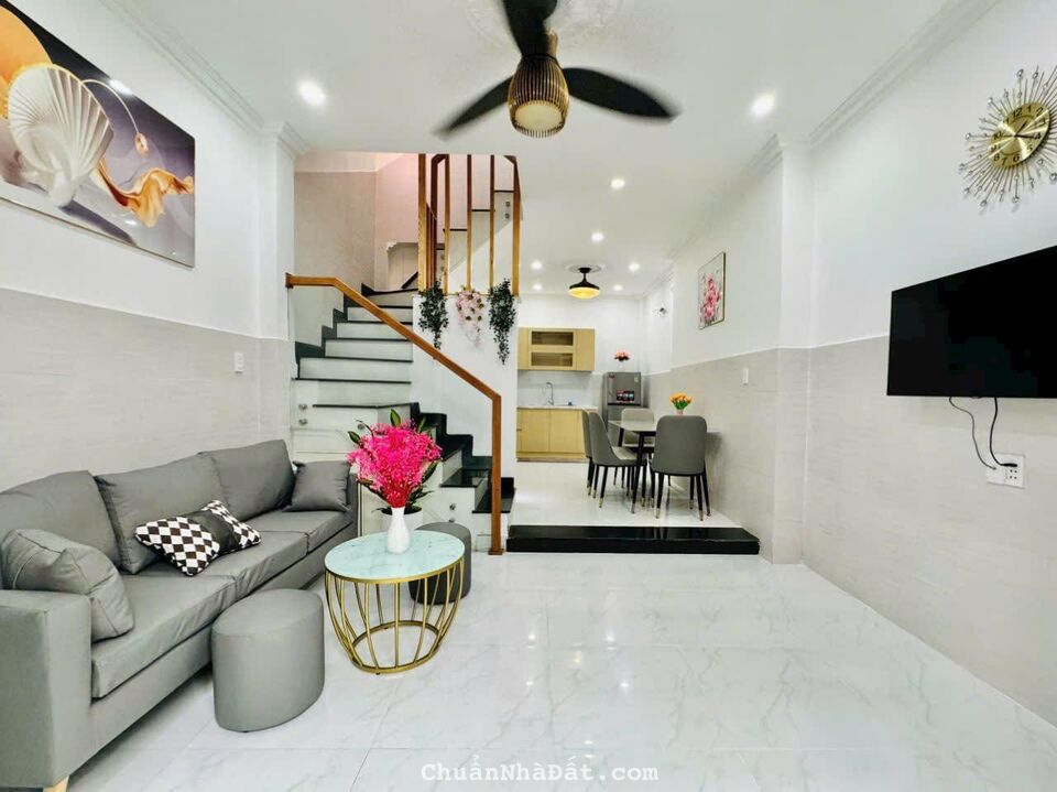 Nhà ngộp 64m2 Phạm Văn Bạch P12 Gò Vấp, sổ hồng riêng chính chủ. Đang cho thuê 12 triệu Nhà ngộp 64m2 Phạm Văn Bạch P12 Gò Vấp, sổ hồng riêng chính chủ. Đang cho thuê 12 triệu