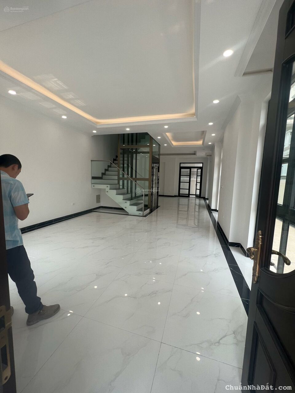 Cho thuê shophouse HA2 xẻ khe mặt đường 30 m, có thang máy Vinhomes Ocean Park