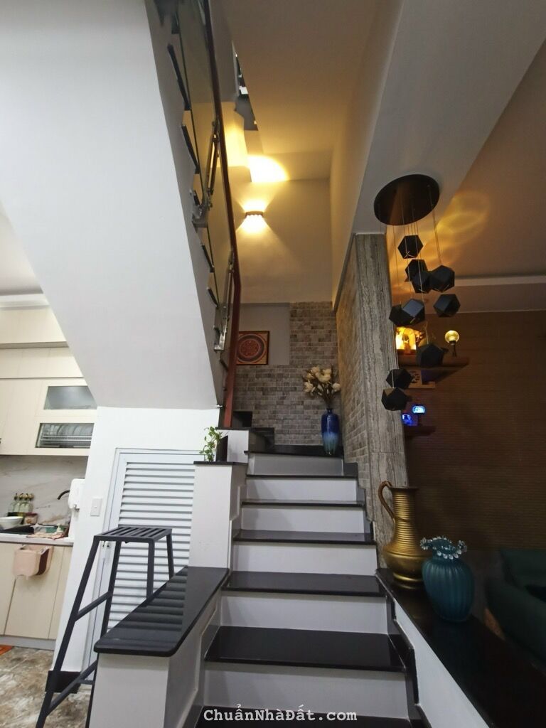 BÁN NHÀ GẤP HẺM XE HƠI GẦN ĐẠI HỌC GIAO THÔNG VẬN TẢI. NHỈNH 5 TỶ 