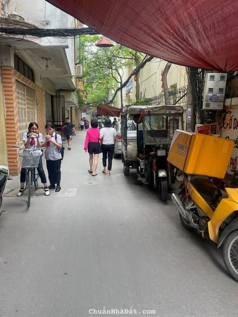 OTO ĐỖ CỬA – NHÀ DÂN XÂY – KHU TT THANH XUÂN. OTO ĐỖ CỬA – NHÀ DÂN XÂY – KHU TT THANH XUÂN.