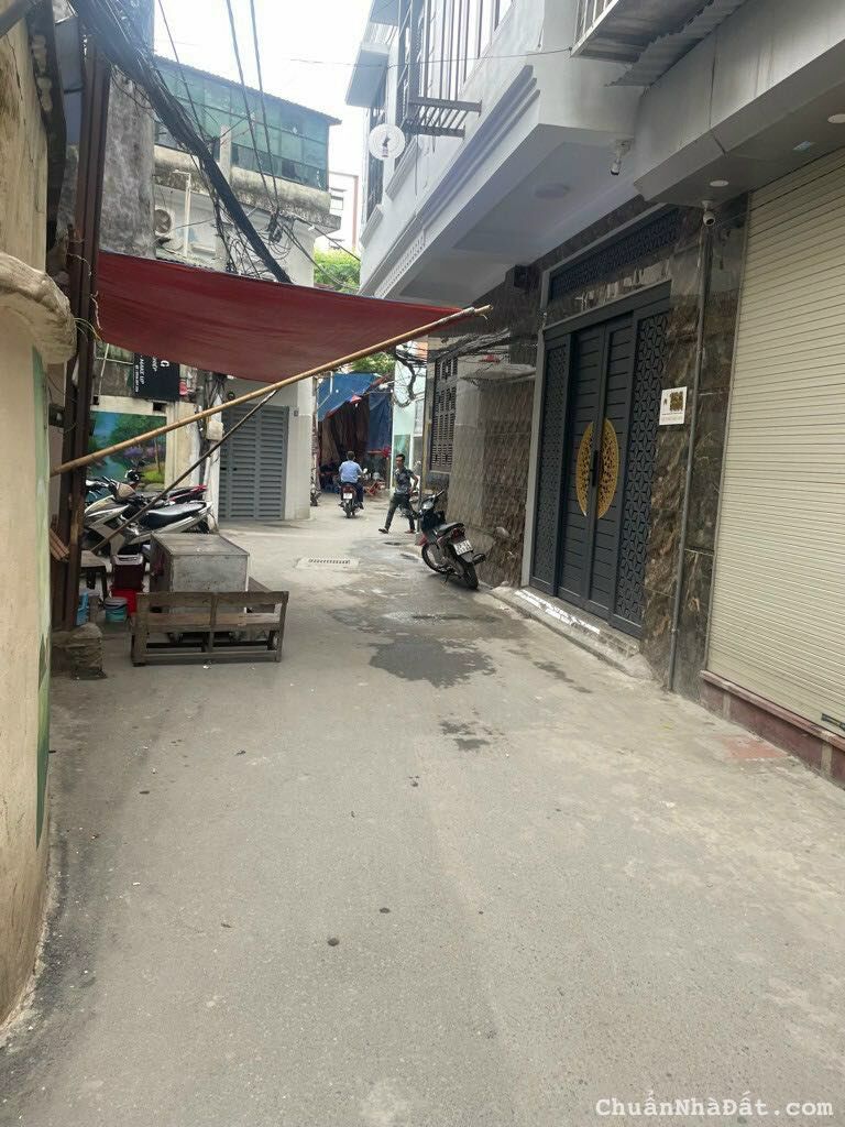 OTO ĐỖ CỬA – NHÀ DÂN XÂY – KHU TT THANH XUÂN. OTO ĐỖ CỬA – NHÀ DÂN XÂY – KHU TT THANH XUÂN.