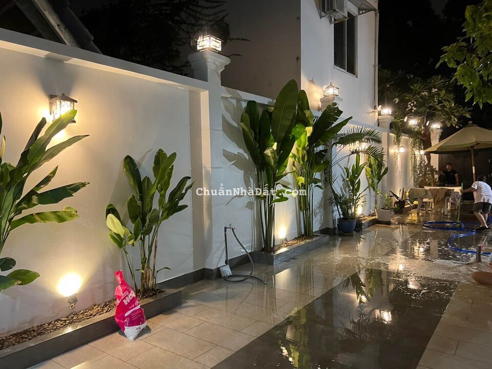 Bán biệt thự LK8-2 Bát Nàn P Bình Trưng Tây Quận 2, DT: 22x15m, 3 tầng, giá: 40 tỷ TL