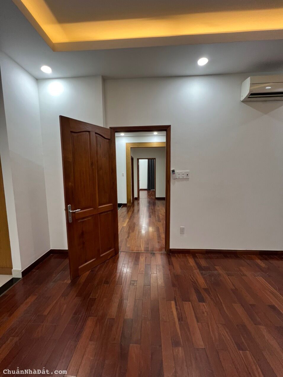 Bán biệt thự khu Him Lam Quận 7, DT: 10x20m, Hầm +  4 lầu + thang máy + 8PN, giá: 45 tỷ TL