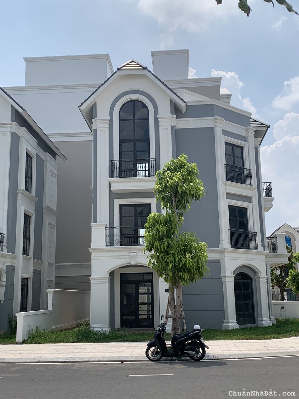 Bán biệt thự 2/12 Bàu Bàng Q Tân Bình, DT:l12x27.4m, Hầm + 4 lầu, giá: 55 tỷ thương lượng