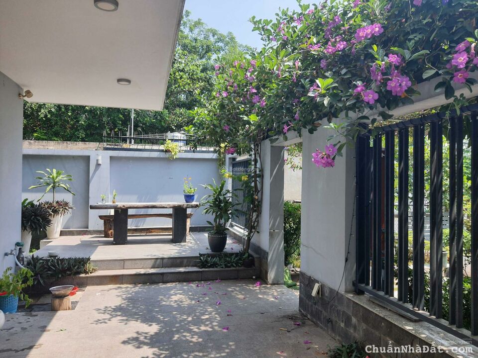 Bán biệt thự mặt tiền Nguyễn Thành Ý Quận 1, DT: 10x24m, 4 lầu + hồ bơi, giá: 125 tỷ TL Bán biệt thự mặt tiền Nguyễn Thành Ý Quận 1, DT: 10x24m, 4 lầu + hồ bơi, giá: 125 tỷ TL