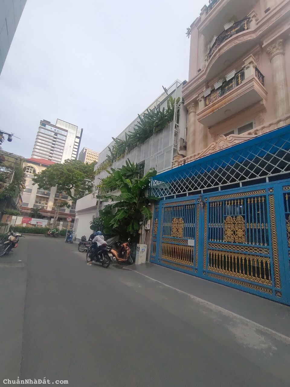 Bán biệt thự số 1-3 Trần Doãn Khanh Quận 1, DT: 15x17m, 3 lầu, giá: 150 tỷ thương lượng