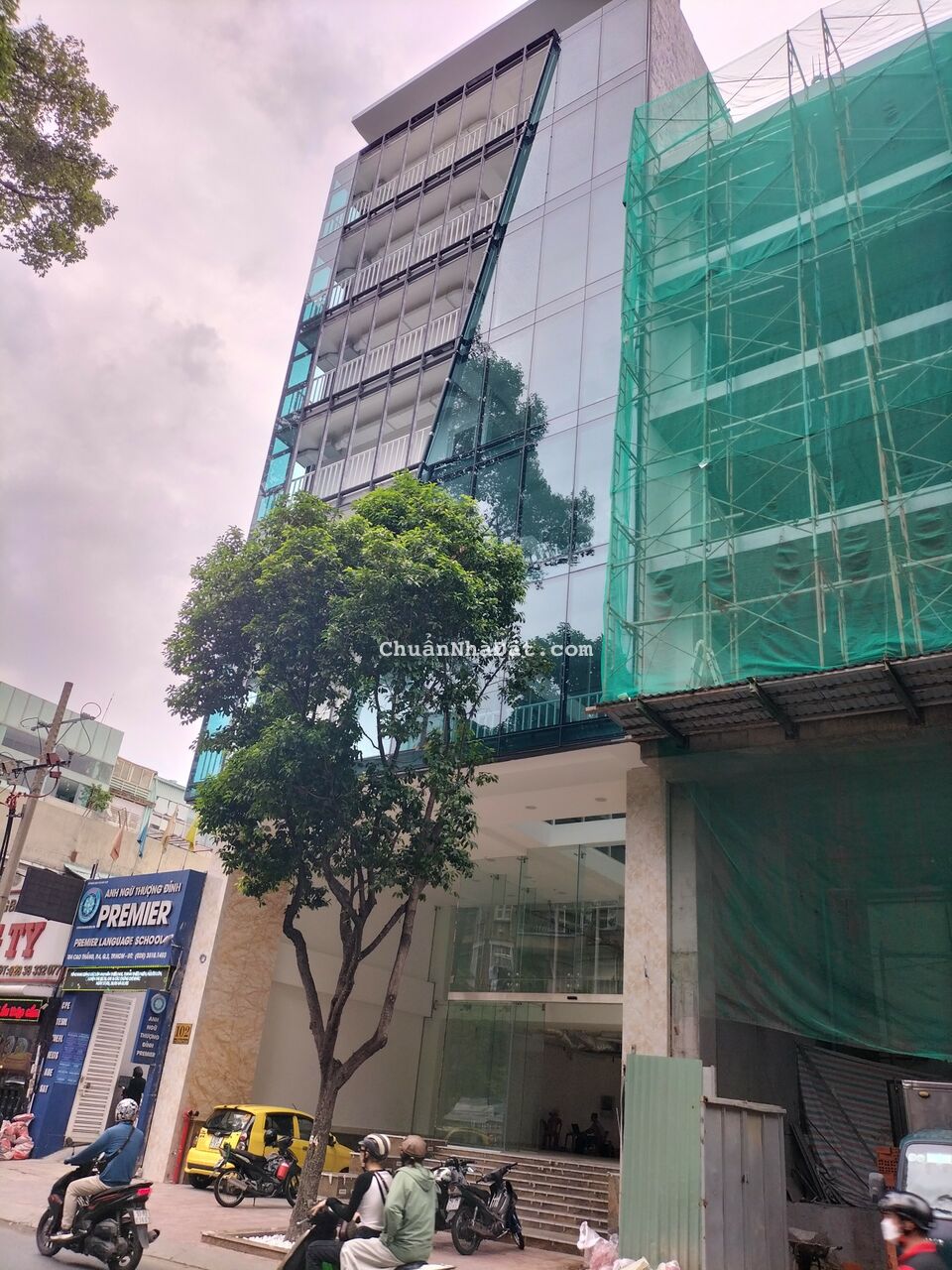 Cho thuê tòa nhà 102 Cao Thắng Quận 3, DT: 12x22m, Hầm + 9 lầu, giá: 550tr thương lượng