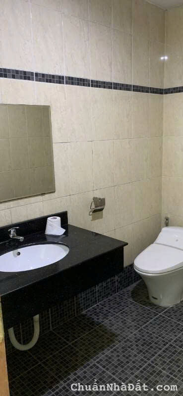 Cho thuê nhà mặt tiền 153 Hoa Lan Quận Phú Nhuận, DT: 8x18m, hầm + 5 lầu + thang máy, giá: 110tr