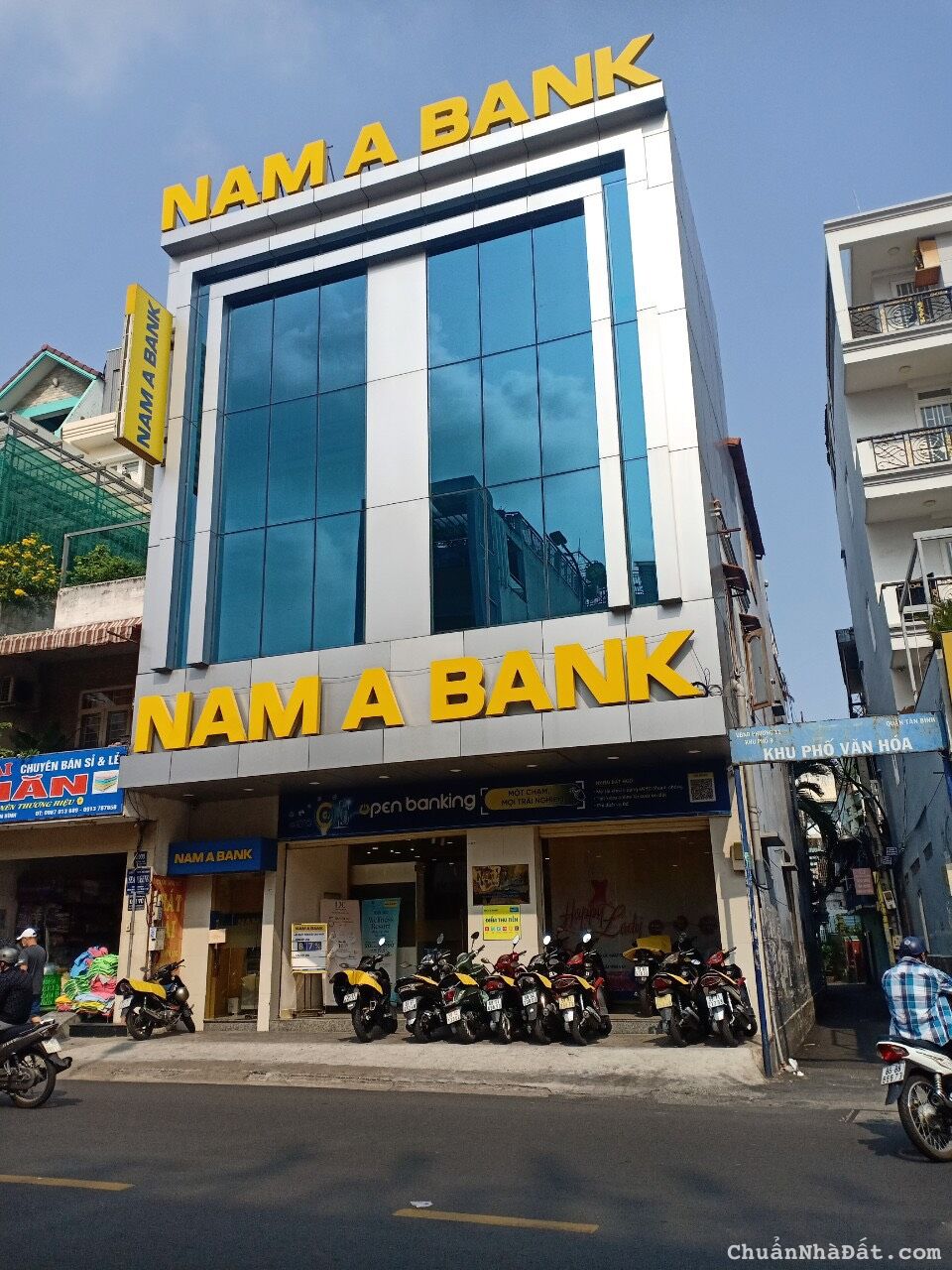 Cho thuê nhà mặt tiền 1007 Lạc Long Quân Quận Tân Bình, DT: 10x18m, Trêt + 2 lầu, giá; 135tr TL