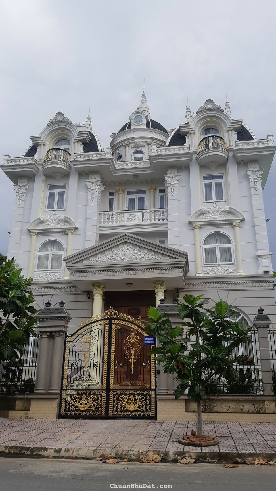 Cho thuê Biệt Thự Sân Vườn 56 Nguyễn Phi Khanh Quận 1, DT: 25x26m, Hầm + 3 lầu, giá: 180tr