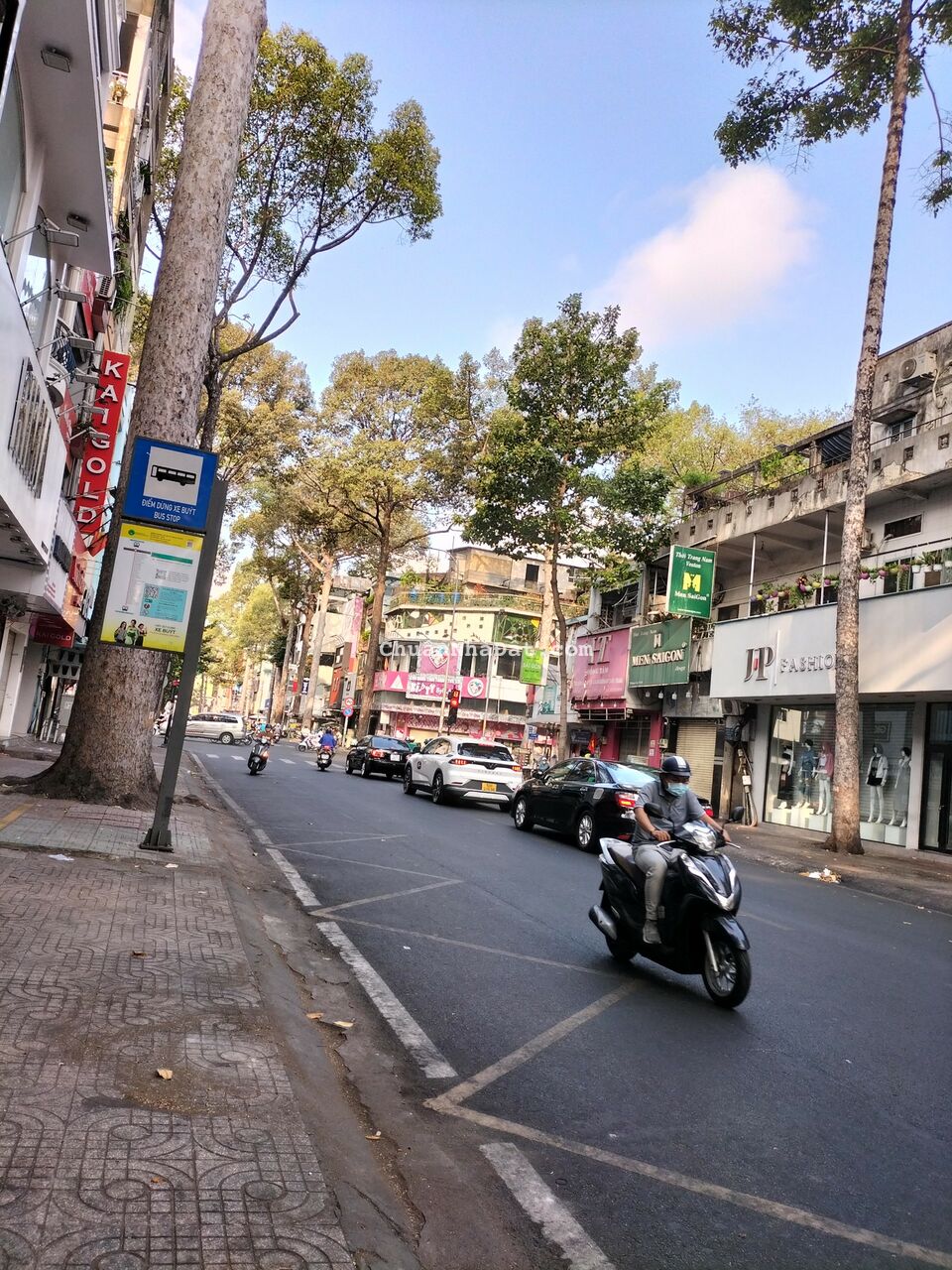 Cho thuê nhà 131-133 Nguyễn Trãi Quận 5, DT: 12x39m, KC: 8 lầu + thang máy, giá: 800tr/ tháng