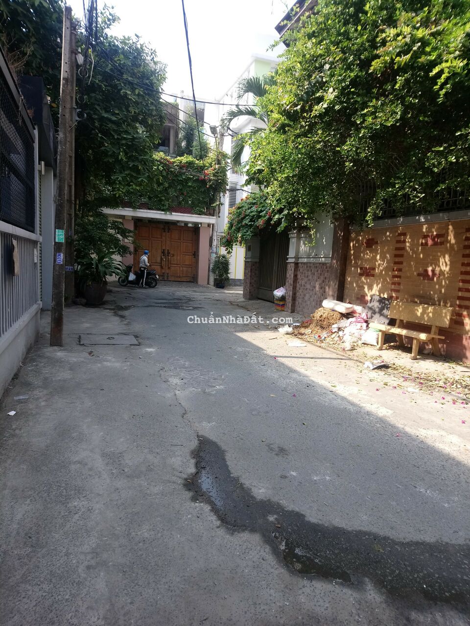 Cho thuê biệt thự hẻm 38/ Nguyễn Văn Trỗi Q. Phú Nhuận, DT: 8x21m, 6 lầu, giá: 90tr/ tháng.