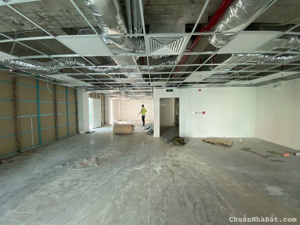 Cho thuê nhà 327 Trần Hưng Đạo Quận 1, DT: 15x20m, 6 lầu, giá: 450tr thương lượng