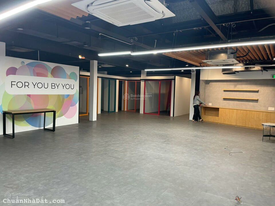 Cho thuê nhà 327 Trần Hưng Đạo Quận 1, DT: 15x20m, 6 lầu, giá: 450tr thương lượng