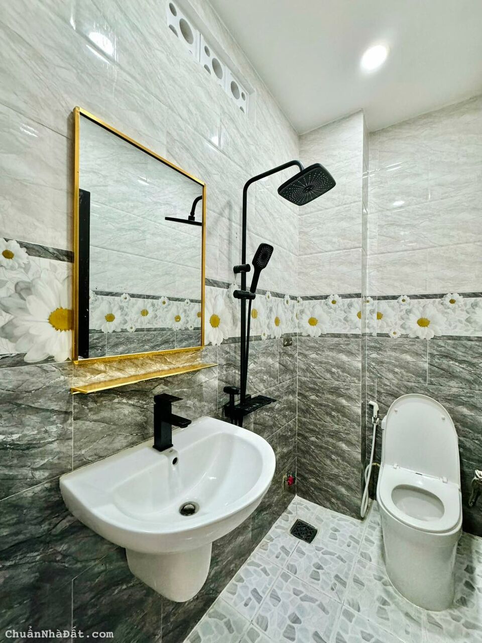 Ngộp ngân hàng bán nhà 36m2 Lãnh Binh Thăng, P12, Q11 chỉ 2ty100