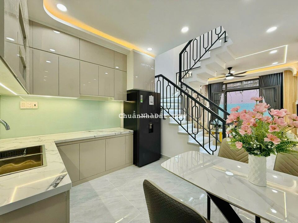 Sang gấp nhà 59m2 chỉ 2 tỷ 390 Lê Quang Định, P1, Gò Vấp, xây 3 tầng, gần ĐH Công Nghiệp, sổ sẵn