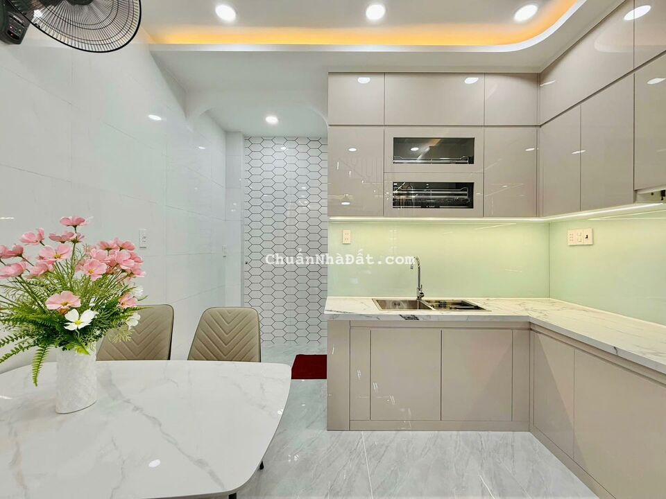 Sang gấp nhà 59m2 chỉ 2 tỷ 390 Lê Quang Định, P1, Gò Vấp, xây 3 tầng, gần ĐH Công Nghiệp, sổ sẵn