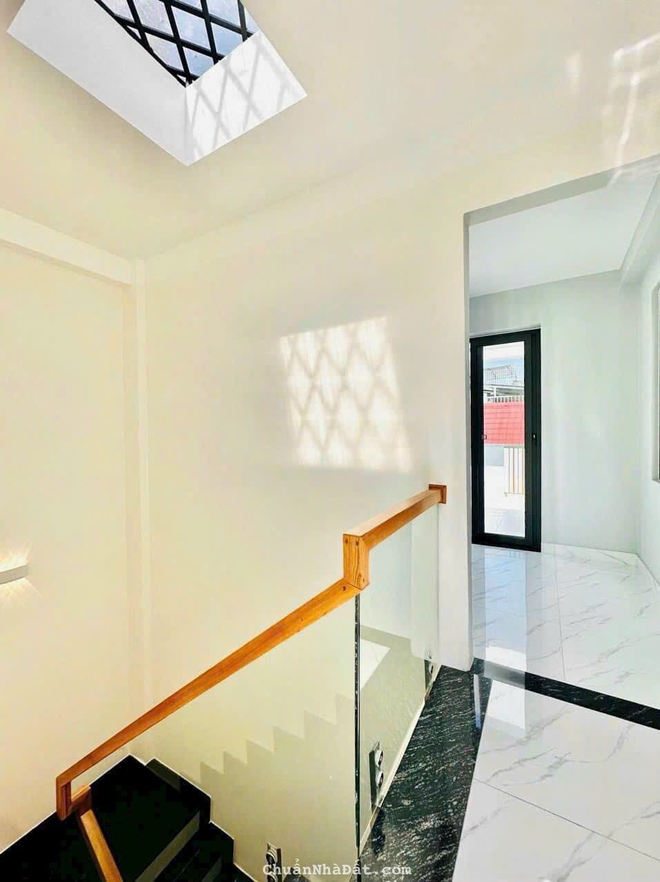 Mua nhanh bán nhanh chỉ 2 tỷ 450 sở hữu căn Nguyễn Biểu, P1, Q5, gần cầu chữ Y, xây 2 lầu, sổ sẵn