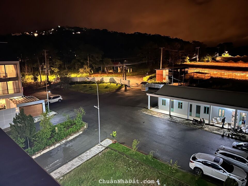 CHO THUÊ NGUYÊN CĂN VILLA ĐÀ LẠT, SÂN ĐẬU Ô TÔ RỘNG RÃI ĐƯỜNG VÒNG LÂM VIÊN, 11PN FULL NỘI THẤT 35T